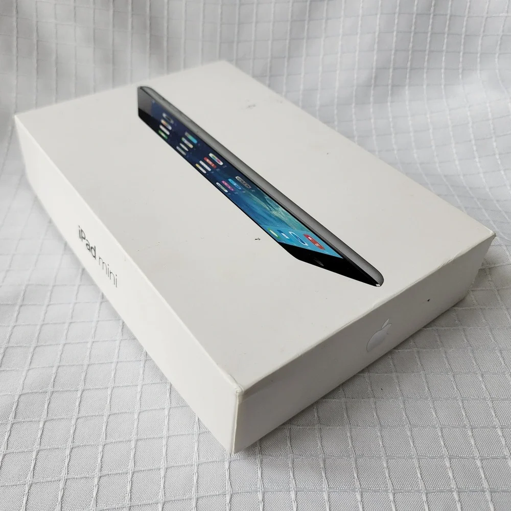 Apple iPad 1st Gen 32gb Silver A1337 WiFi 3g powers on Locked see Description‎